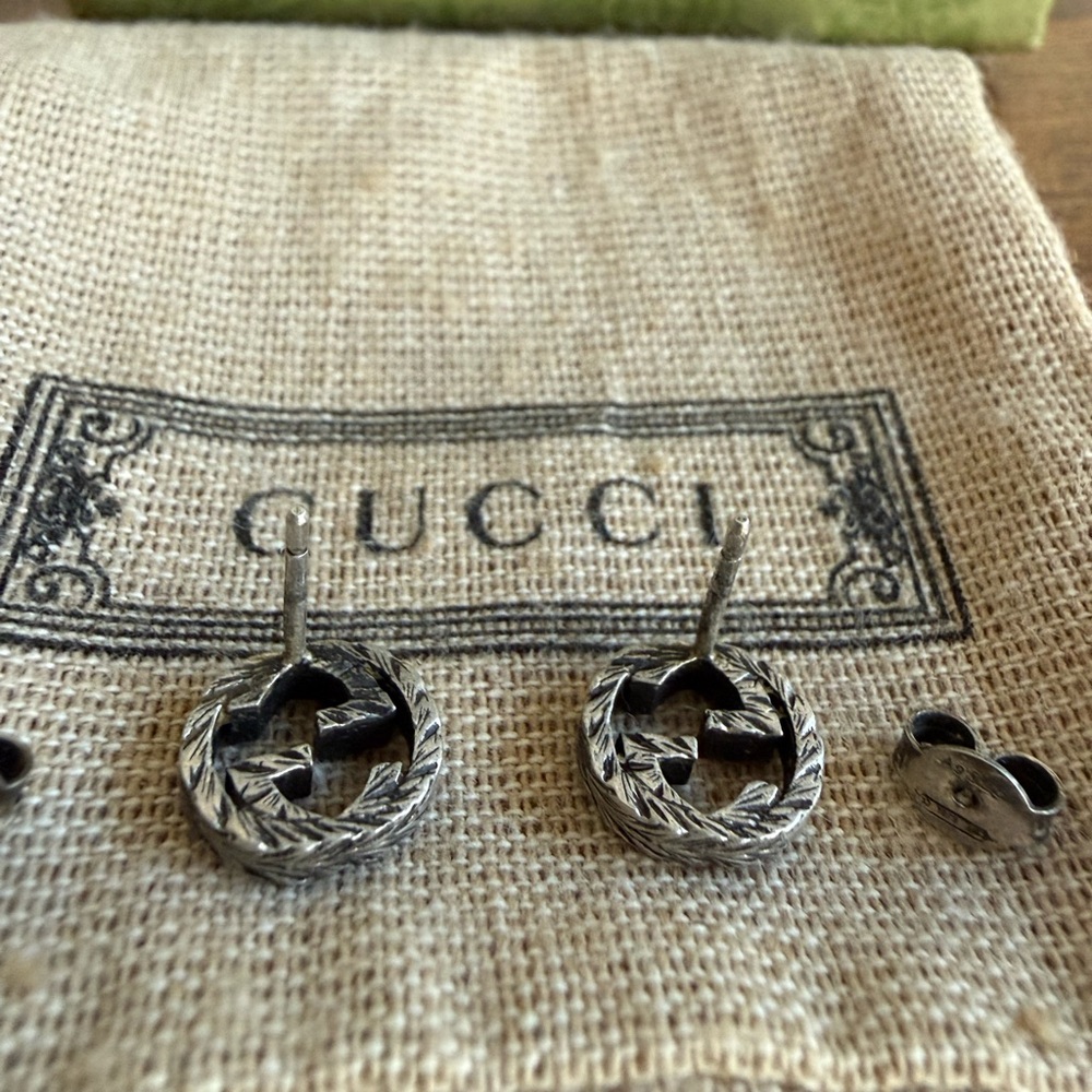 Stud Earrings With Interlocking G Motif in Aged Sterling Silver - Picture 3 of 7